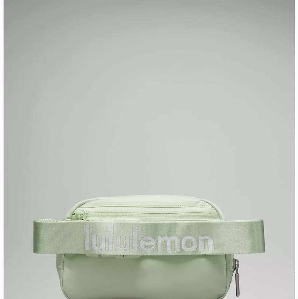 🆕️ LULULEMON EVERYWHERE BELT BAG - KOHLRABI GREEN/WHITE - Picture 3 of 12